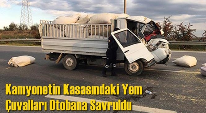 Mersin Tarsus'ta Meydana Gelen Kazada Kamyonetin Kasasındaki Yem Çuvalları Otobana Savruldu