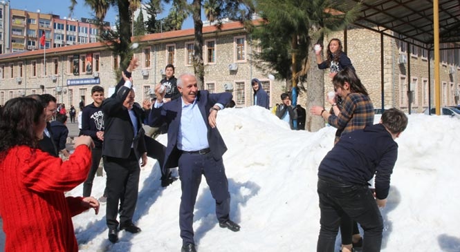 Akdeniz Belediyesi’nden Çocuklara Kar Sürprizi