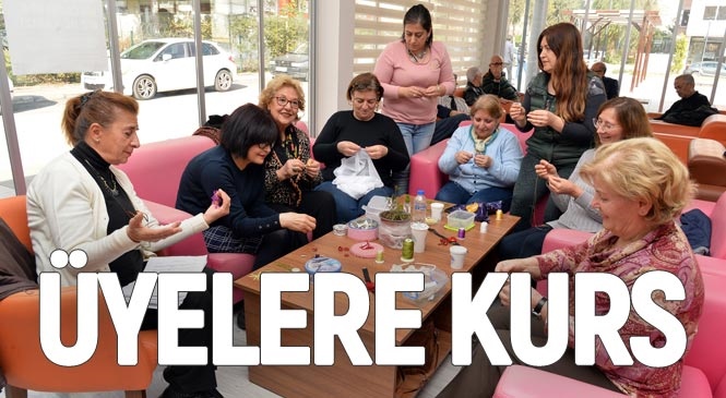 Mersin'de İkinci Bahar Emekli Evi Üyelerine İğne Oyası Kursu! İğne Oyaları Emekli Evi Üyelerinin Elinde Canlanıyor