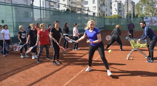 Yenişehir'de Kadınlar Tenis Öğrenmeyi Pasta Keserek Kutladı
