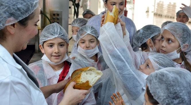 Mersinli Minik Öğrenciler, Büyükşehir’in Ucuz ve Kaliteli Ekmeklerinin Üretimini Yerinde Gözlemledi