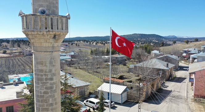 Erdemli Güzeloluk Mahallesi’nde Vatandaşların Talebi Olan Bayrak Erdemli Belediyesi’nin Desteğiyle Göndere Çekildi