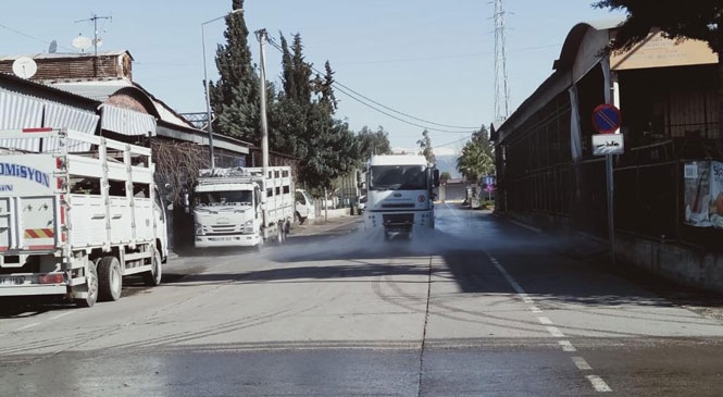 Her Gün Binlerce Ton Meyve-sebzenin İşlendiği Mersin Hal’inde, Dezenfeksiyon ve İlaçlama Yapılıyor