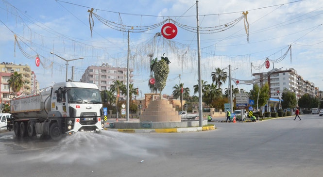 Tanklarında Dezenfektan Sıvı Bulunan Mersin Büyükşehir Belediyesi Arazözleri, Tarsus’ta Tüm Cadde ve Bulvarları Suladı
