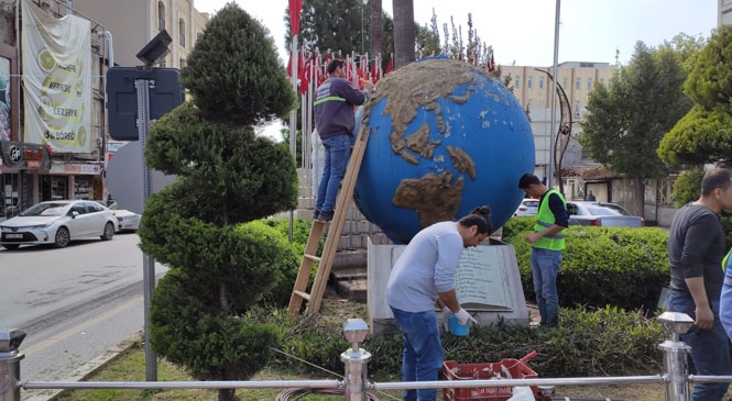 Büyükşehir, "Dünya Kenti Tarsus" Heykeline Detaylı Bakım Yaptı