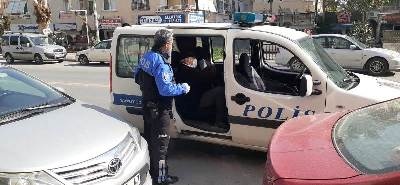 Mersin’de Polisler Yaşlı Vatandaşlara Eşlik Ediyor