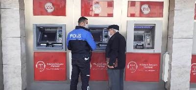 Mersin’de Polisler Yaşlı Vatandaşlara Eşlik Ediyor
