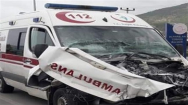 Mersin Anamur Alparslan Türkeş Bulvarı Sanayi Sitesi Kavşağında Kaza: Biri Ambulans Üç Araç Çarpıştı