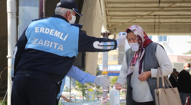 Mersin Erdemli'deki Pazar Yerlerinde Vatandaşlara Ücretsiz Maske Dağıtıldı