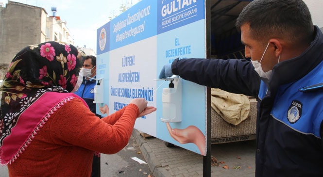 Akdeniz’de Pazar Yerlerine El Dezenfekte Noktaları Kuruldu