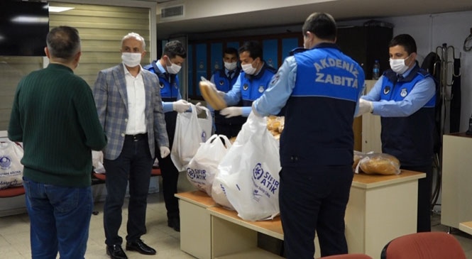Akdeniz Belediyesi Tarafından, 65 Mahalleye 20 Bin Ekmek Dağıtıldı! Başkan Gültak, Kriz Masasının Çalışmalarını Yerinde Denetledi