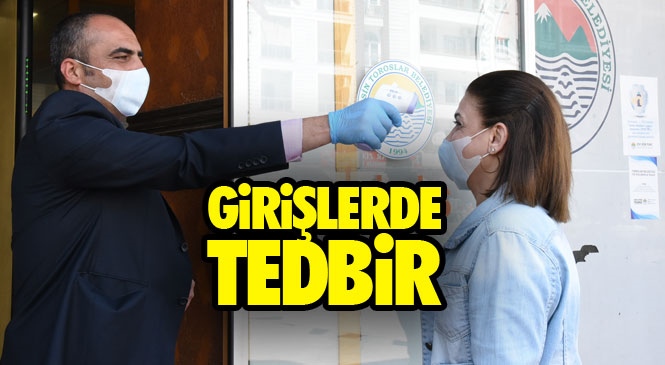 Koronavirüsle Mücadele Çalışmalarını İlçe Genelinde Sürdüren Toroslar Belediyesi, Hizmet Binası İçinde de Tedbirlerini Arttırdı: Covid-19'a Karşı Ateş Ölçerli Önlem