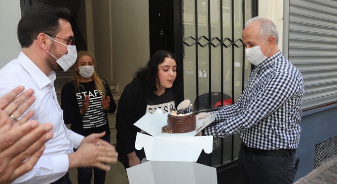Akdeniz Belediye Başkanı Gültak’tan, Sokağa Çıkma Yasağında Sürpriz Doğum Günü Ziyaretleri