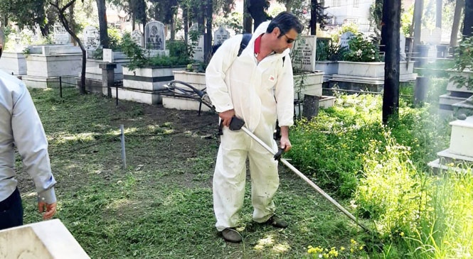 Bahar Aylarının Gelmesiyle Birlikte Mersin Büyükşehir'den, Tarsus’ta Mahalle Mezarlıklarında Kapsamlı Bakım Çalışması