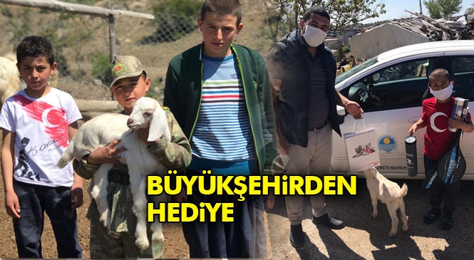 Oğlağıyla Okuduğu 23 Şiiriyle Yürekleri Fetheden Mersin Gülnarlı İsmail Alperen’e Büyükşehir’den Hediye