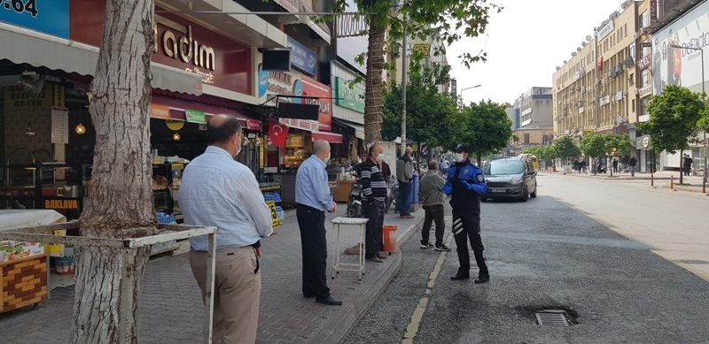 Mersin Polisi Duraklarda Bekleyen Vatandaşları Covid-19 Hakkında Bilgilendirildi