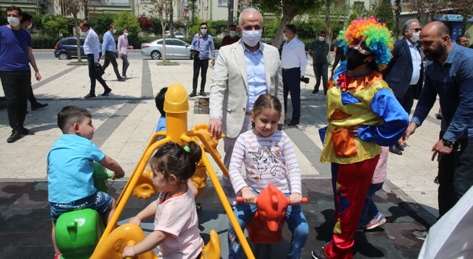 Akdeniz Belediye Başkanı Gültak, Haftalar Sonra Sokağa Kavuşan Miniklerle Buluştu