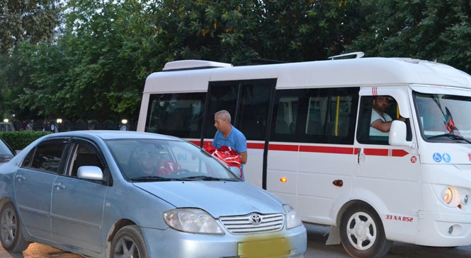 Tarsus ve Çamlıyayla’da Bayrak Dağıtıldı