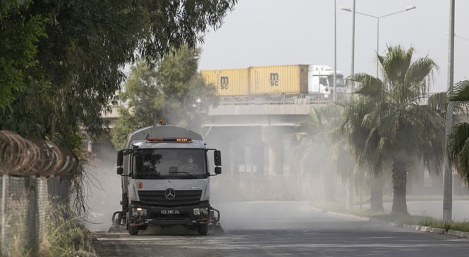 Temiz Bir Mersin İçin Kent Genelinde Bayram Temizliği Yapan Büyükşehir Ekipleri, Özgürlük Mahallesi’nde Temizlik Çalışması Gerçekleştirdi