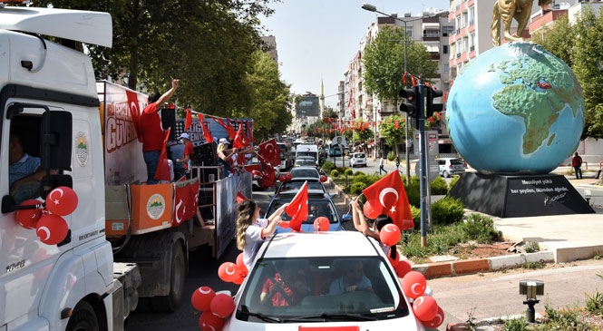 Toroslar'ın Tüm Cadde ve Sokaklarında 19 Mayıs Coşkusu Eksik Olmadı