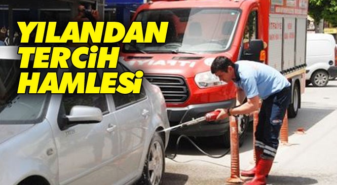 Mersin Silifke'de Bir Otomobile Giren Yılanı Çıkarma Çalışmalarında, Yılan Otomobilden İnip, İtfaiye Aracına Bindi