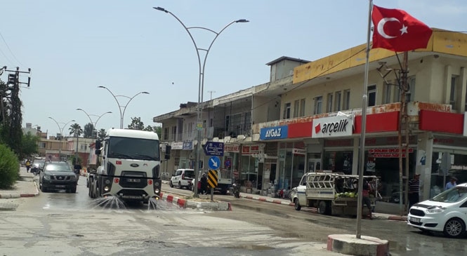 Yenice’de Cadde ve Sokaklar Büyükşehir Ekiplerince Yıkandı