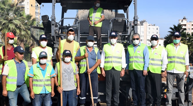 Mersin Büyükşehir Belediye Başkanı Vahap Seçer, 36. Cadde’deki Sıcak Asfalt Kaplama ve Kaldırım Yapım İşini Yerinde İnceledi