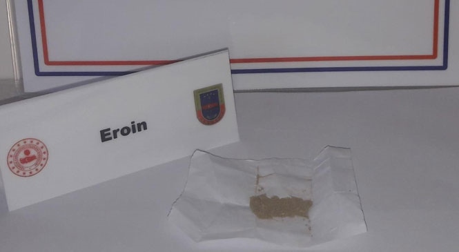 Mersin Tarsus Esenler Mahallesinde Durdurulan Şahsın Üzerinde Yapılan Aramada 10 Gram Eroin Uyuşturucu Maddesi Yakalandı