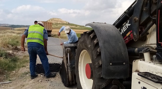 Mersin Büyükşehir Ekiplerinden Kırsal Mahalle Yollarında Hummalı Çalışma