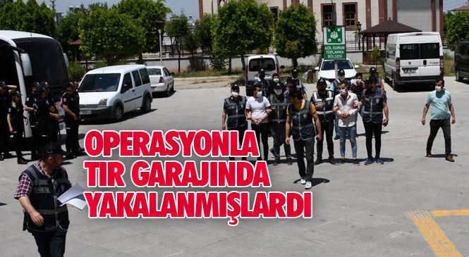 Mersin Tarsus'ta Sevilay Alkaç İsimli Kadının Öldüğü Silahlı Saldırı Olayının Şüphelileri Adliyeye Sevk Edildi