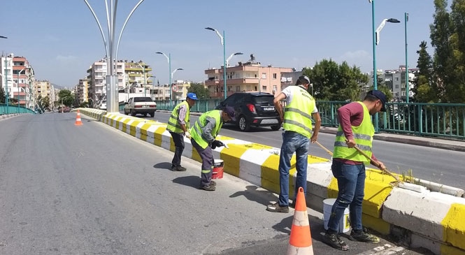 Mersin Büyükşehir Belediyesi Ekiplerinden Tarsus’ta Cadde ve Parklarda Kapsamlı Bakım