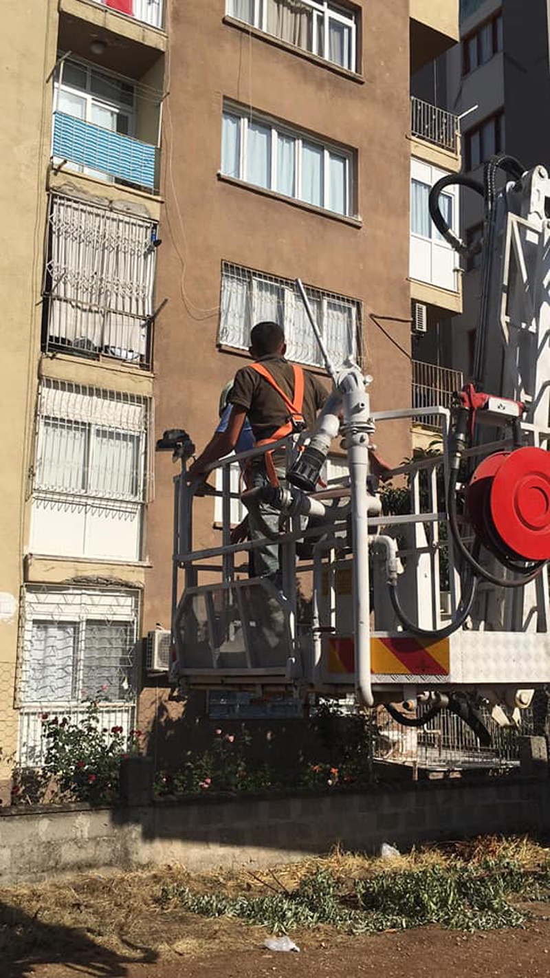 Mersin Tarsus Yeşilyurt Mahallesindeki Bir Binanın Dış Yüzeyini Boyamak İçin İskelede Çalışma Yapan Boya İşçisi, Halatın Birinin Boşanıp Yan Dönmesiyle Ölümle Burun Buruna Geldi