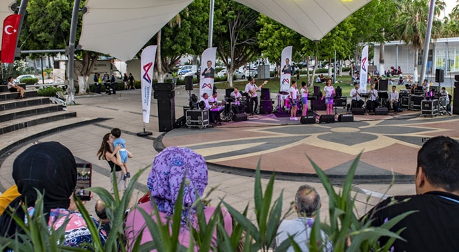 Mersin'de Yeni Normalleşme Sürecinde Sosyal Mesafeli İlk Konser! Sosyal Mesafeli İlk Konserle Keyifli Bir Hafta Sonu Yaşandı