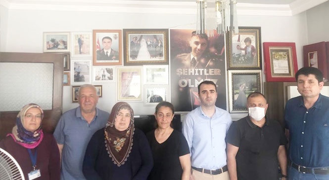 Büyükşehir Yetkilileri Tarsus’taki Şehit Ailelerine Ziyaretlerini Sürdürüyor