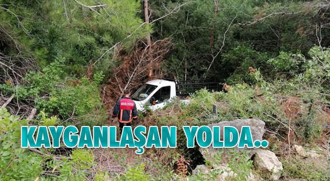 Mersin Tarsus’ta Aşırı Yağış Nedeniyle Kayganlaşan Yoldan Çıkan Kamyonet Şarampole Yuvarlandı