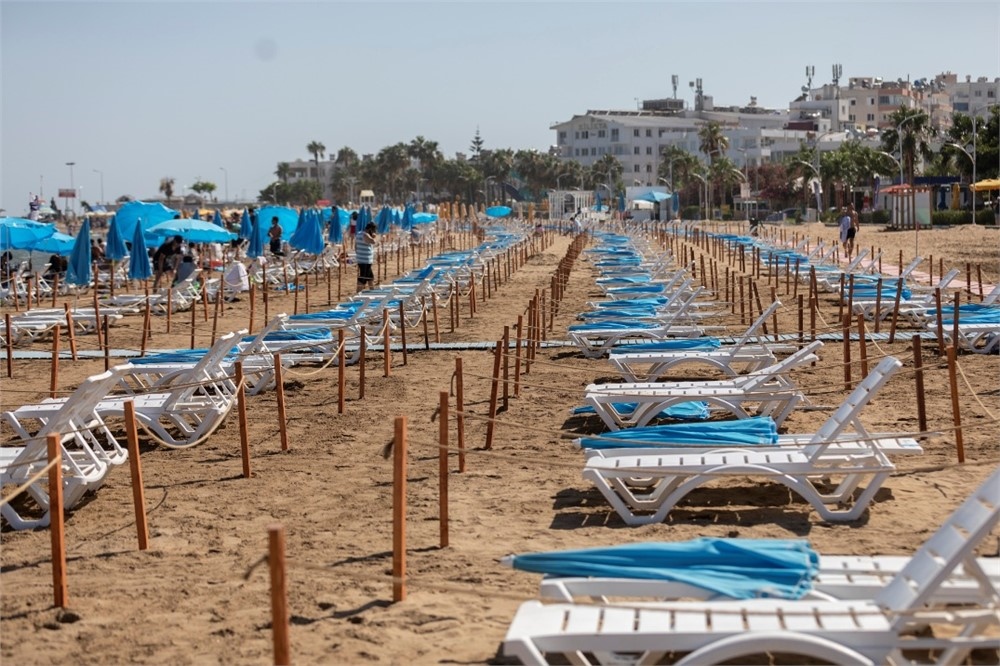 Mersin'deki Halk Plajlarında Sosyal Mesafe ve Hijyen Kuralları En Üst Düzeyde! Yurttaşlar Denize Gönül Rahatlığıyla Girebilsin Diye Büyükşehir Ekipleri Görevde