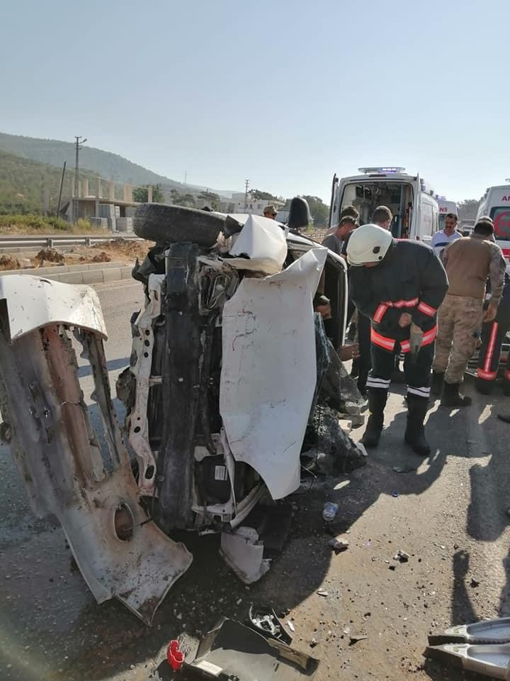 Mersin Silifke - Antalya Yolunda Meydana Gelen Trafik Kazasında Otomobil Hurdaya Döndü