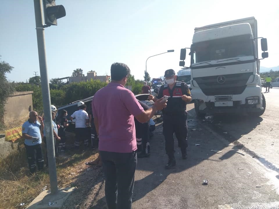 Mersin Silifke Taşucu'nda Meydana Gelen Kazada: Kamyonla Cip Çarpıştı
