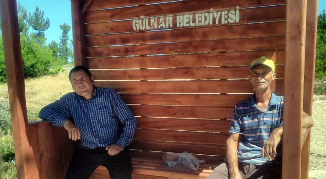 Gülnar Belediyesi Mahalle Aralarına Ahşap Duraklar Yerleştirmeye Devam Ediyor