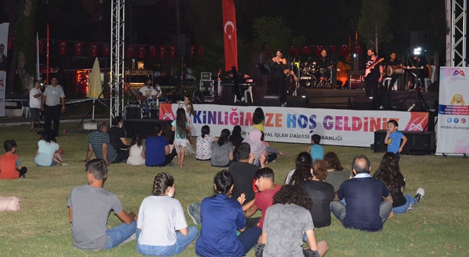 Mersin'de Sosyal Mesafeli Konserler Kente Festival Havası Katıyor! Sandalyesini Kapan Mersinli Büyükşehir’in Konserlerine Koştu