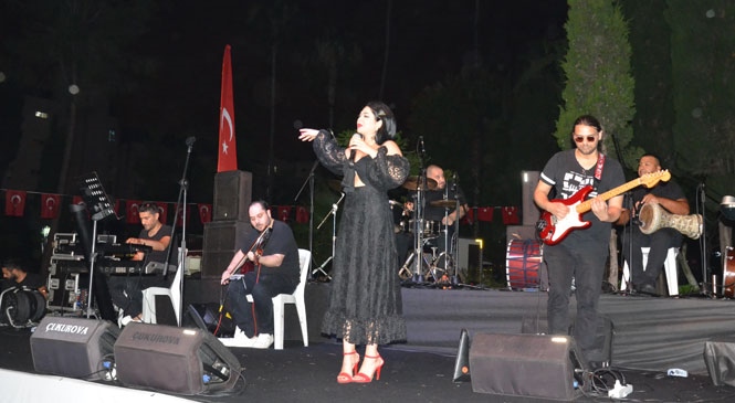 Tamay Özaltun Tarsus’ta Sahne Aldı! Büyükşehir’in Tarsus’ta Sosyal Mesafeli Konserleri Sürüyor