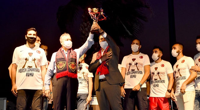 İçel İdman Yurdu’nun Şampiyonluğu Mersin İdman Yurdu Meydanında Düzenlenen Organizasyonla Coşkuyla Kutlandı