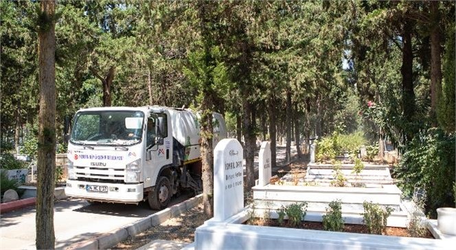 Büyükşehir, Kent Genelindeki 4 Bin 200 Mezarlıkta Bayram Temizliği Yapıyor