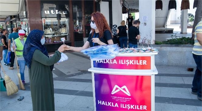 Büyükşehir Ekipleri, Hediye ve Şekerlerle Çarşı Esnafının Kapısını Çaldı