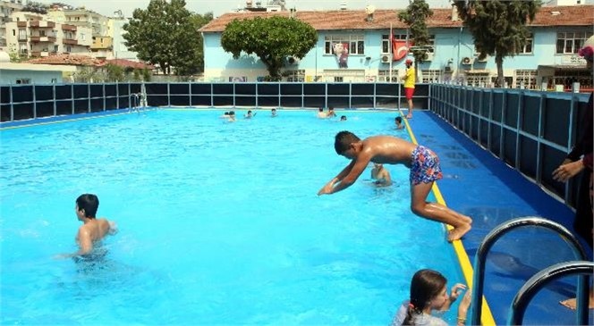 Mersin Akdeniz'de Bu Yaz Mevsiminde de Çocuklar İçin Okul Bahçelerine Portatif Yüzme Havuzları Kuruldu
