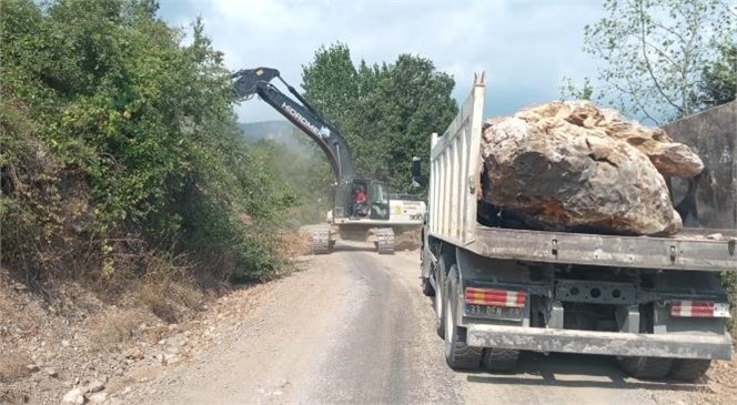 Büyükşehir Belediye Başkanı Vahap Seçer, Geniş Bir Coğrafyaya Sahip Mersin İl Genelinde Ki Birçok Noktada Uzun Yıllardır Yaşanan Yol Sorunlarına Çözüm Getirmeye Devam Ediyor