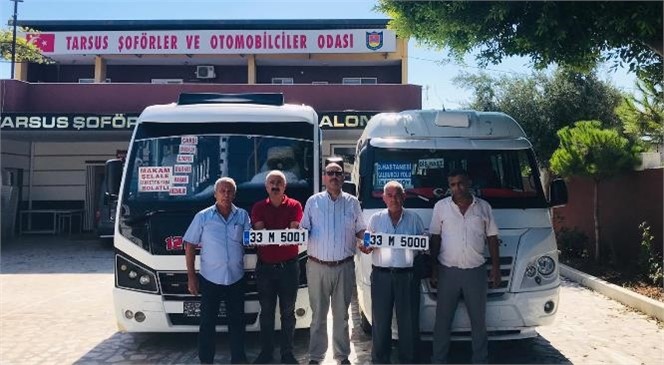 Tarsuslu Dolmuşçular 20 Yıl Sonra Hukuk Mücadelesini Kazandı! Şoförler Odası Başkanı Duran Şen: "Mahkemeyi Kazanan 12 Nolu Dolmuşçularımıza İlk M Plakalarını Taktık"