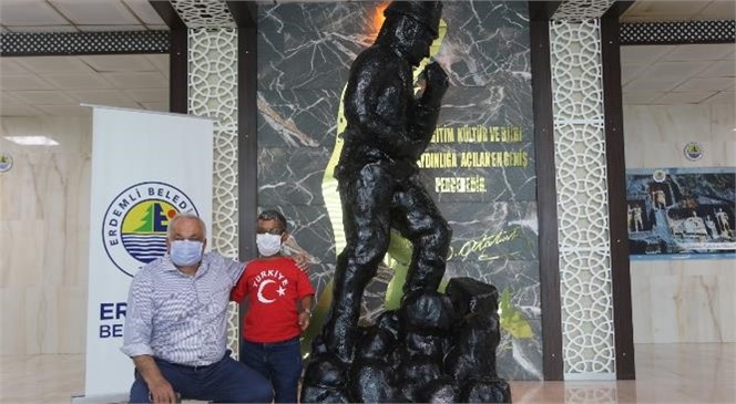 "30 Ağustos’a Özel, Boyunun Üç Katı Atatürk Heykeli Yaptı"