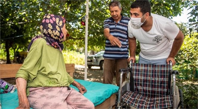 Büyükşehir, 85 Yaşındaki Nebiha Yüksel’e Tekerlekli Sandalye Ulaştırdı