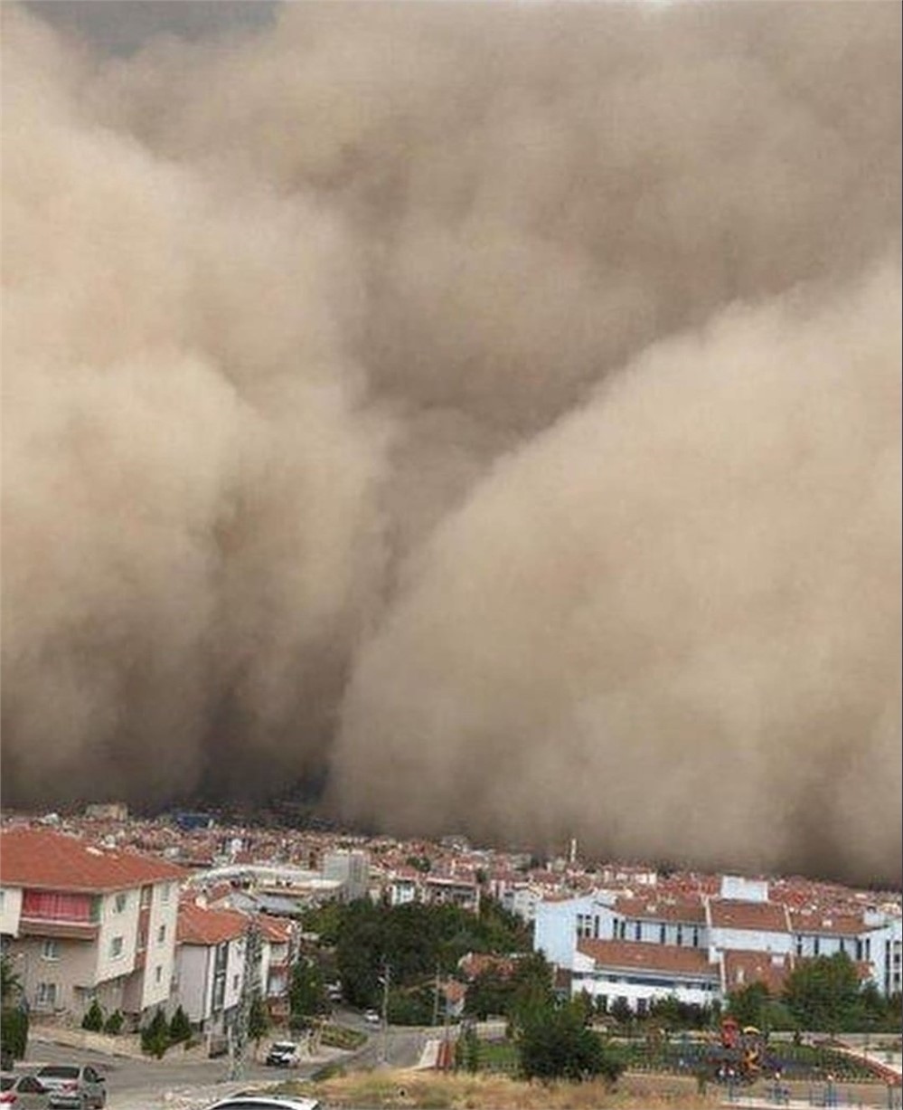 Ankara Polatlı'yı Esrarengiz Toz Bulutu Sardı, İlçeyi Kaplayan Toz Bulutu Nedeniyle Adeta Gündüz Geceye Döndü